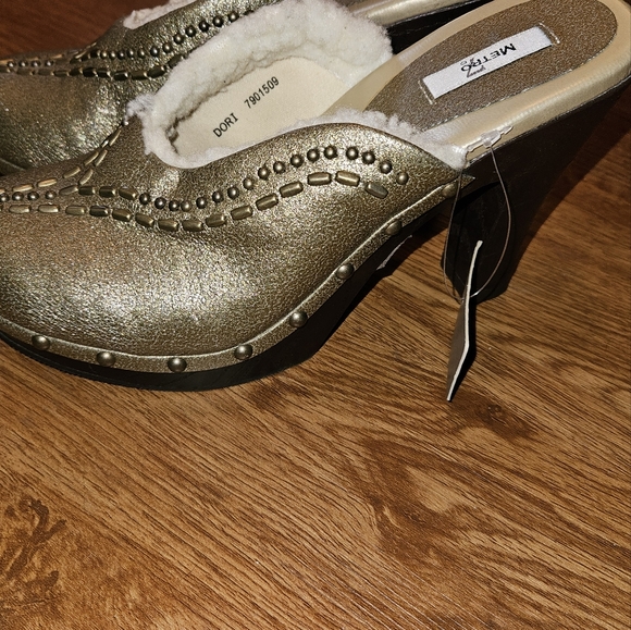 Metro 7 Gold Shimmer Clog Platform Heel, Faux Fur, with Beads & Studs size 6 - Picture 3 of 7